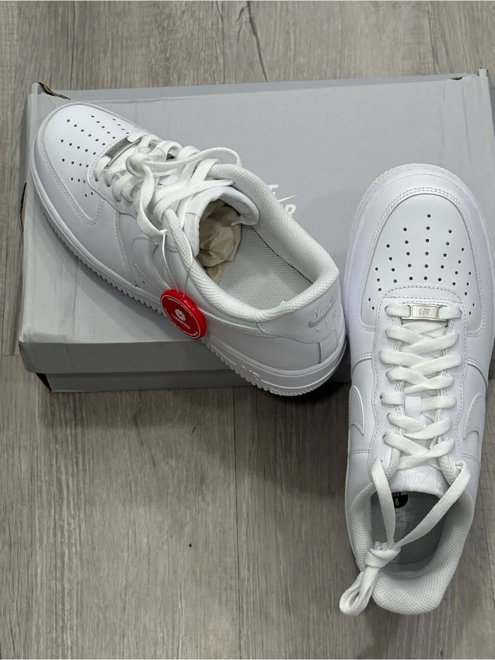 Nike White Leather Low-Top Sneakers BNWT size 8 AT-7/52